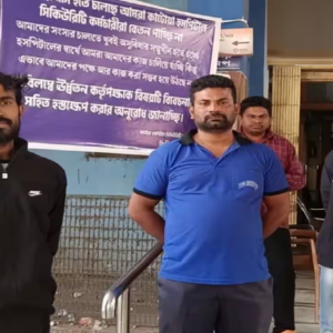 কাটোয়া মহকুমা হাসপাতালে তীব্র উত্তেজনা, ৪ মাস ধরে বেতন না পাওয়ায় জরুরি বিভাগের সামনে বিক্ষোভ, নিরাপত্তা কর্মীদের কর্মবিরতি