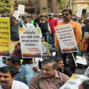 এসআইআর তালিকায় ফের অসঙ্গতি, নতুন নির্দেশিকায় ‘একই ছবি’ যাচাইয়ের চাপ, সিইও দফতরের সামনে তৃণমূলপন্থী বিএলও-দের বিক্ষোভ