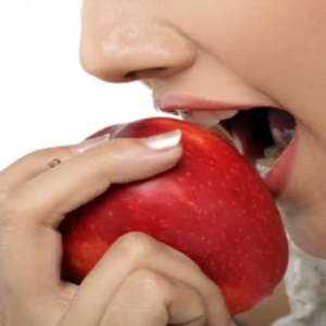 গুণের রাজা আপেল কি আপনার জন্য প্রাণঘাতী হতে পারে? বীজে লুকিয়ে থাকা ‘সায়ানাইড’ নিয়ে বড় সতর্কতা