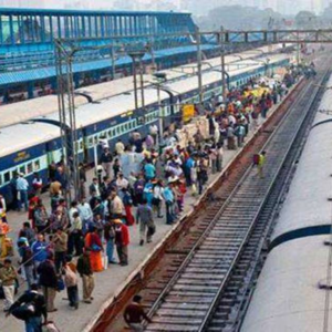 হাওড়ায় রেলের চরম গাফিলতি, সাঁতরাগাছি স্টপেজ মিস, লাইন ধরে হেঁটে স্টেশনে ফিরলেন কয়েকশো যাত্রী