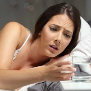 রাতে গলা শুকিয়ে কাঠ? অবহেলা করলেই বিপদ! এই সংকেতগুলো হতে পারে বড় কোনো অসুখের ইঙ্গিত