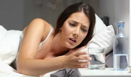 রাতে গলা শুকিয়ে কাঠ? অবহেলা করলেই বিপদ! এই সংকেতগুলো হতে পারে বড় কোনো অসুখের ইঙ্গিত