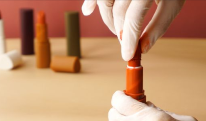 প্রিয় লিপস্টিক ভেঙে গেছে? ফেলে দেওয়ার আগে এই জাদুকরী ট্রিকসটি দেখুন, হবে একদম নতুনের মতো!