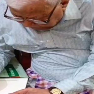 ৯৮ বছর বয়সে সবচেয়ে কঠিন পরীক্ষা! বীরভূমের প্রবাদপ্রতিম ‘বিশু ডাক্তার’-এর কলম আজ কেন থমকে গেল?
