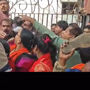 রণক্ষেত্র গাইঘাটা বিডিও অফিস! জয়েন্ট বিডিও-র বিরুদ্ধে হেনস্থার অভিযোগ তুলে পুলিশের ব্যারিকেড ভাঙল বিজেপি