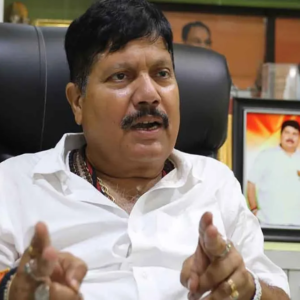 ‘মজদুর ভবন’ ঘিরে রাজনৈতিক টানাপোড়েন! অর্জুনের বাড়ির সামনে তৃণমূলের মিছিল, মুখোমুখি সংঘর্ষ রুখতে নামল বিশাল পুলিশ বাহিনী