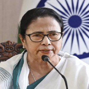 কনভয় থামিয়ে হঠাৎ মা ক্যান্টিনে মুখ্যমন্ত্রী! পরিবেশকের ভূমিকায় মমতা, নিজের হাতে অন্ন তুলে দিলেন দুঃস্থদের মুখে