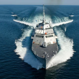 তিরুবনন্তপুরমে জমকালো নৌবাহিনী দিবস উদযাপন, রাষ্ট্রপতির উপস্থিতিতে হকস যুদ্ধবিমানের দর্শনীয় মহড়া