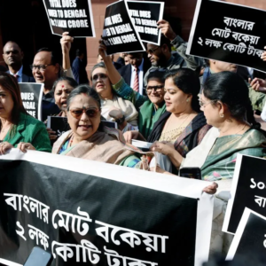 বকেয়া টাকার দাবিতে সংসদ চত্বরে তৃণমূলের গর্জন, শীতকালীন অধিবেশন শুরু হতেই ফের বিক্ষোভ