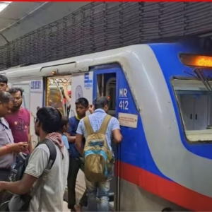 অফিস টাইমে ফের মেট্রো বিভ্রাট! রেকে যান্ত্রিক ত্রুটির জেরে স্তব্ধ ময়দান-শহিদ ক্ষুদিরাম পরিষেবা