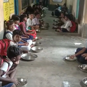 ছাত্রের সংখ্যা বাড়িয়ে মিড-ডে মিলের টাকা আত্মসাৎ! মালদহের প্রধান শিক্ষকের বিরুদ্ধে বিডিও-র কাছে নালিশ