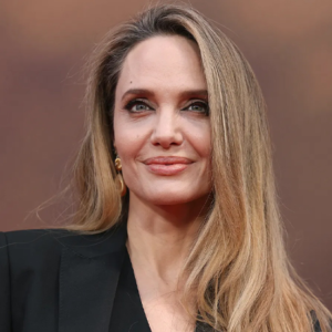 স্তনের ক্ষত নিয়ে লজ্জিত নন, বরং গর্বিত! ক্যানসার সচেতনতায় ১২ বছর পর সাহসী অবতারে অ্যাঞ্জেলিনা জোলি