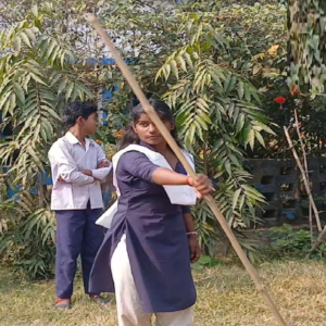 শেকড়কে আঁকড়ে আত্মনির্ভরতার পাঠ! রণপা ও লাঠিখেলার মাধ্যমে স্কুলছুট রুখছে বর্ধমানের প্রত্যন্ত গ্রামের স্কুল