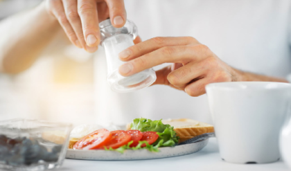 খাবারের পাতে কাঁচা লবণ খাওয়ার অভ্যাস আছে? অজান্তেই মৃত্যুকে ডাকছেন না তো? চমকে উঠবেন চিকিৎসকদের রিপোর্টে!