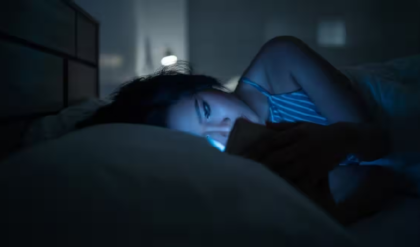 শুয়ে শুয়ে মোবাইল দেখছেন? আপনার অজান্তেই ব্রেনের যে ভয়ংকর ক্ষতি হচ্ছে, জানলে আজই ফোন ছাড়বেন!