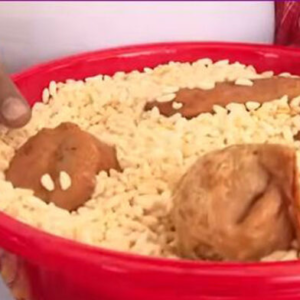 হাতে চপ-মুড়ি, মুখে স্লোগান! ধর্মতলায় SSC চাকরিপ্রার্থীদের অভিনব প্রতিবাদে কাঁপল তিলোত্তমা