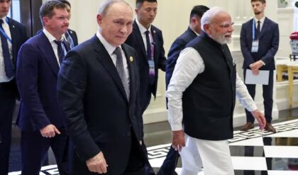 “ট্রাম্পের ট্যারিফ, ইউরোপের নিষেধাজ্ঞা”-চাবুকের চাপ মাথায় নিয়েও কেন ভারত সফরে পুতিন?