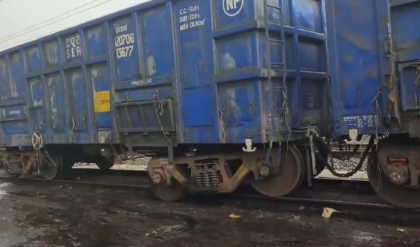 কয়লাবোঝাই বগি নিয়ে হুলস্থুল ঝাড়গ্রাম স্টেশনে! রক্ষণাবেক্ষণের অভাবে কি বড়সড় দুর্ঘটনার হাতছানি?