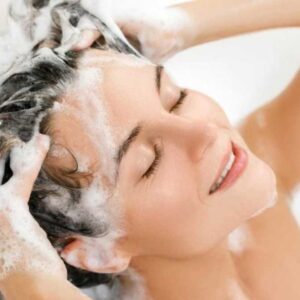 প্রতিদিন শ্যাম্পু করার অভ্যাসে সর্বনাশ! চুল ঝলমলে রাখতে সপ্তাহে কতবার শ্যাম্পু করবেন?