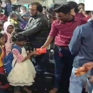 “দাদুকে ফিরে পাই ওই মুখগুলোতে”, দুস্থদের মুখে হাসি ফোটাতে নিজের জমানো টাকায় লড়াই স্বরূপের