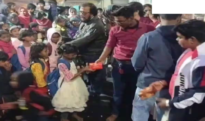 “দাদুকে ফিরে পাই ওই মুখগুলোতে”, দুস্থদের মুখে হাসি ফোটাতে নিজের জমানো টাকায় লড়াই স্বরূপের