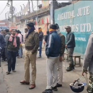 চক্রান্ত না কি কাঁচামালের অভাব? জুটমিল বন্ধের নোটিশ ঘিরেই বিক্ষোভে উত্তাল জগদ্দল।