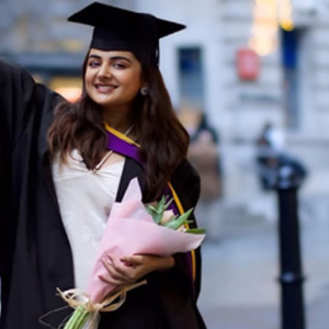 রুপোলি পর্দা থেকে লণ্ডনের রাজপথ! ‘দৃশ্যম’ খ্যাত এসথারের স্বপ্নজয়, সংগ্রামের গল্প শুনে চোখে জল অনুরাগীদের