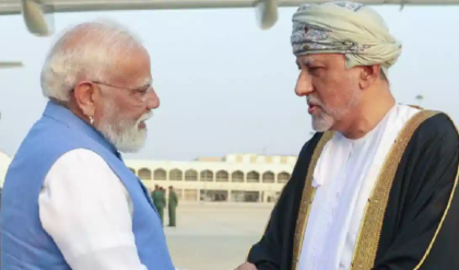 মোদীর কানে ওটা কী? দুল না কি অন্য কিছু? ওমান সফরে প্রধানমন্ত্রীর ‘রহস্যময়’ বেশভূষার পর্দাফাঁস