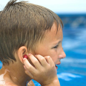 কানে ঢুকেছে জল? বের করার সহজ উপায় শিখে নিন ঝটপট