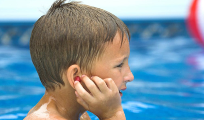 কানে ঢুকেছে জল? বের করার সহজ উপায় শিখে নিন ঝটপট