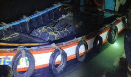 মুখ পুড়ল বাংলাদেশের! উদ্ধার হওয়া ট্রলারে মিলল ভিনদেশি নৌসেনার জাহাজের ভগ্নাংশ ও রং