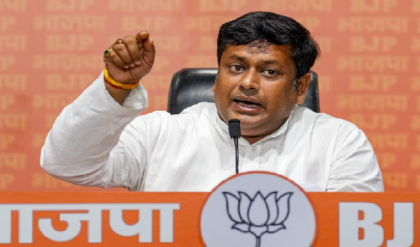 ‘ঘুগনি বেঁচে কোটিপতি হলে ভাইপো গরু বেচে কেন?’ তাহেরপুরে মোদীর মঞ্চ থেকে মমতাকে বিঁধলেন সুকান্ত