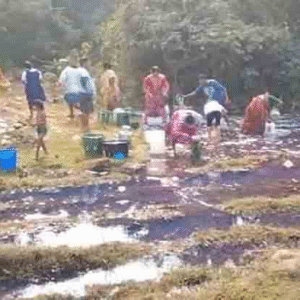 হলদিয়ায় চরম বিপত্তি! জনবসতি এলাকায় ক্রুড অয়েলের পাইপ লাইনে ফুটো, অপরিশোধিত তেল কুড়োতে হুড়োহুড়ি