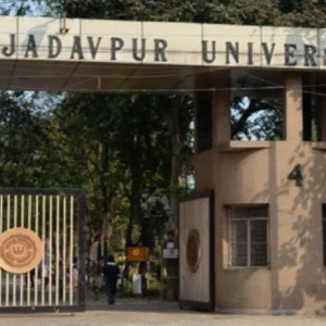 ক্যাম্পাসে এবার প্রাক্তন সেনাদের টহল! সুরক্ষা বিতর্কের মধ্যেই যাদবপুর বিশ্ববিদ্যালয়ের নিরাপত্তার দায়িত্বে ৩০ জন প্রাক্তন সেনাকর্মী