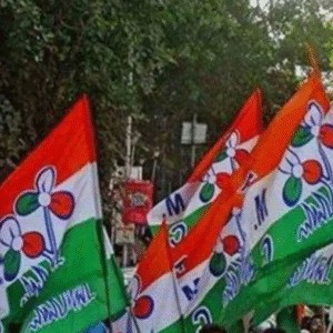 ‘বাংলায় শিল্প নেই, রোজগার কম’! করদাতার সংখ্যা কমা নিয়ে মোদী সরকারের ‘উপহার’ তত্ত্ব, পালটা তৃণমূলের তোপ