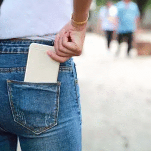 পকেটে মোবাইল রাখছেন? কত বড় বিপদ ডেকে আনছেন জানেন?