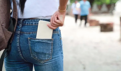 পকেটে মোবাইল রাখছেন? কত বড় বিপদ ডেকে আনছেন জানেন?