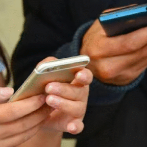 ৯০ দিনের মধ্যে সব ফোনে বাধ্যতামূলক ‘সঞ্চার সাথী’, ‘রাষ্ট্রযন্ত্রের হাতিয়ার’ আখ্যা দিয়ে কেন্দ্রের বিরুদ্ধে নজরদারির অভিযোগ