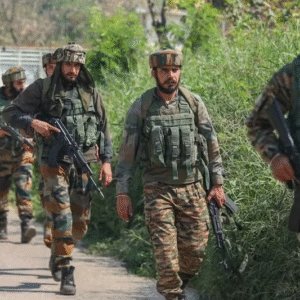 সীমান্তে ১২০ জঙ্গির ঘাঁটি, দিল্লি লালকেল্লাতেও বাড়ল কড়া নিরাপত্তা, ভারতের দ্বিমুখী সতর্কতা