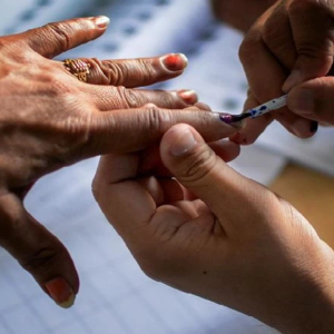 আবাসনের বুথ নিয়ে চাপানউতোর! কমিশনের চিঠির পর কাউন্সিলরদের নিয়ে বৈঠকে মেয়র, আঙুল তুলল বিজেপি