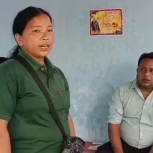 ছেলেকে হারিয়েও হাতে লাঠি, পরনে সবুজ উর্দি! জঙ্গলকে হাতের তালুর মতো চেনেন আলোমতি কার্জি, কীভাবে পেলেন এই পেশা?