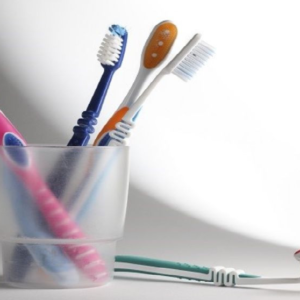 বাথরুমে টুথব্রাশ রেখে কি ভুল করছেন জানেন? তাহলে পড়ুন