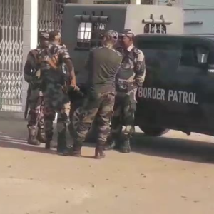 কাঁটাতারের নিচ দিয়ে পাচারের ছক বানচাল! নদীয়া সীমান্তে ৪২২ বোতল ফেনসিডিল-সহ পাকড়াও বাংলাদেশি যুবক