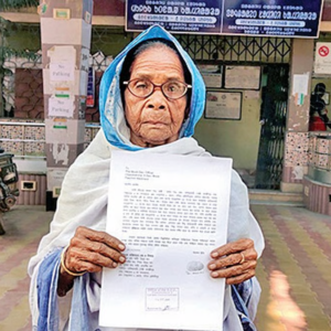 মেয়ের অত্যাচারে ঘরছাড়া ৭০ বছরের বৃদ্ধা! ভাঙাচোরা চিলেকোঠায় কাটছে দিন, ন্যায় বিচার পেতে বিডিও-র দুয়ারে মা