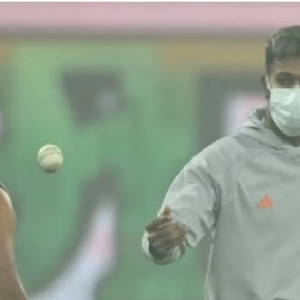 মাস্ক পরে মাঠে হার্দিক, বিষাক্ত ধোঁয়ায় ঢাকল স্টেডিয়াম! বোর্ডের ‘ভুল’ সিদ্ধান্তে ভেস্তে গেল হাইভোল্টেজ লড়াই?