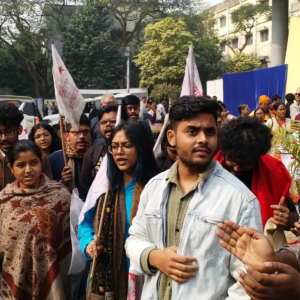 সমাবর্তনে তুলকালাম! যাদবপুরে পা রাখতেই রাজ্যপালকে ঘিরে SFI-এর প্রবল বিক্ষোভ