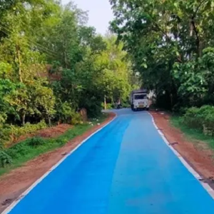 প্লাস্টিক বর্জ্যেই ম্যাজিক! মুর্শিদাবাদে তৈরি হলো ‘নীল রাস্তা’, জল জমলেও ভাঙবে না ১০ বছর