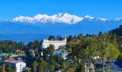 বড়দিনের আগেই সাদা চাদরে ঢাকল পাহাড়! সান্দাকফু থেকে লাচুং—তুষারপাতে খুশির জোয়ার পর্যটকদের