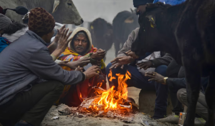 মাঝরাতে জাতীয় সড়কে ‘উষ্ণতার ফেরিওয়ালা’! কুয়াশার মরণফাঁদ রুখতে পুলিশের চায়ের দাওয়াই