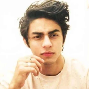 জনসমক্ষে ‘মিডল ফিঙ্গার’ দেখানোর অভিযোগ! বেঙ্গালুরু পাবে ভিডিও ভাইরাল হতেই আইনি জটে আরিয়ান খান